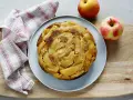 Deliziosa torta rovesciata di mele e noci, con mele caramellate disposte a spirale e una spolverata di zucchero di canna.