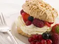 Deliziosi pasticcini con crema chantilly e frutti di bosco freschi, un'esplosione di dolcezza e freschezza.