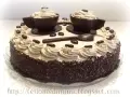 Torta decorata con ciuffi di crema al caffè, chicchi di cioccolato e due tazzine di cioccolato riempite di crema. Un vero capolavoro per gli amanti del bagna al caffè.