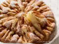 Torta paradiso alle mele, soffice e profumata, con mele caramellate e zucchero a velo.