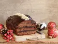 Dolce natalizio al cioccolato, decorato con mandorle e argento, perfetto per il tuo piernik przepis.