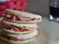 Tigelle romagnole con affettato rosa, un classico spuntino romagnolo.