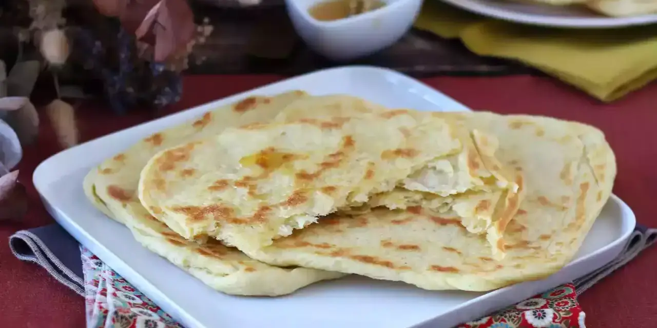 Msemmen marocchino, sfogliato e dorato, pronto per essere gustato con miele. Una deliziosa ricetta da provare.