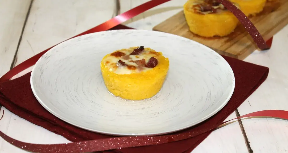 Deliziosi cestini di polenta con gorgonzola fuso e speck croccante, un antipasto invitante.