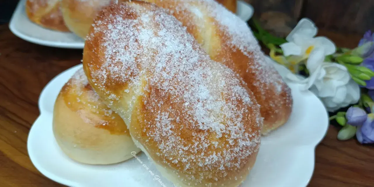 Deliziose trecce dolci cosparse di zucchero, pronte per essere gustate.