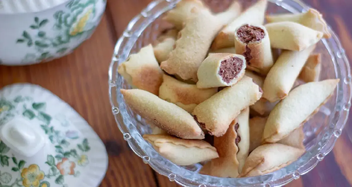 Calzoncelli lucani con ripieno di ricotta, dolcetti fragranti pronti per essere gustati.
