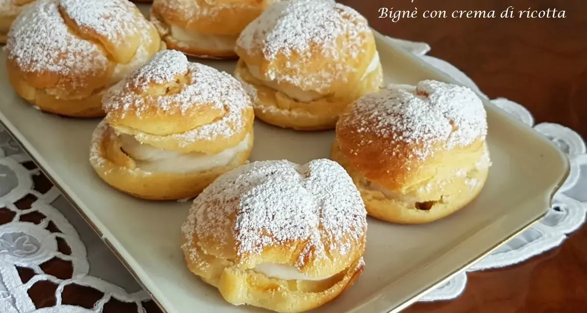 Bignè di ricotta siciliani, soffici e dolci, cosparsi di zucchero a velo. Un assaggio di Sicilia!