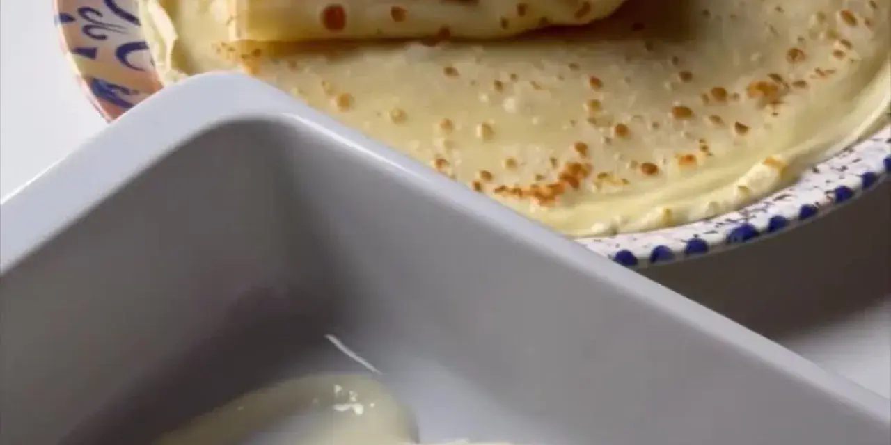 Piatto di crepes ai 4 formaggi, pronte per essere gustate.