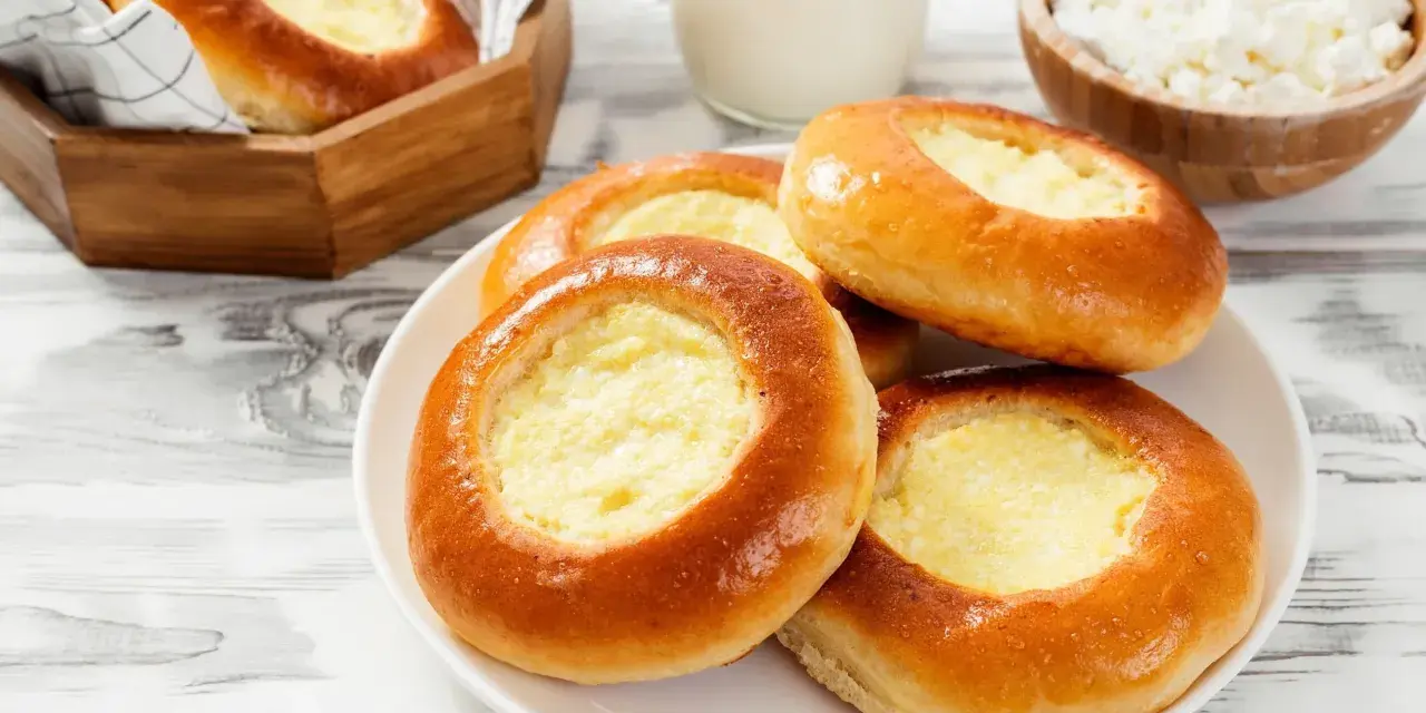 Dolci **drożdżówki z serem**, dorate e invitanti, pronte per essere gustate.