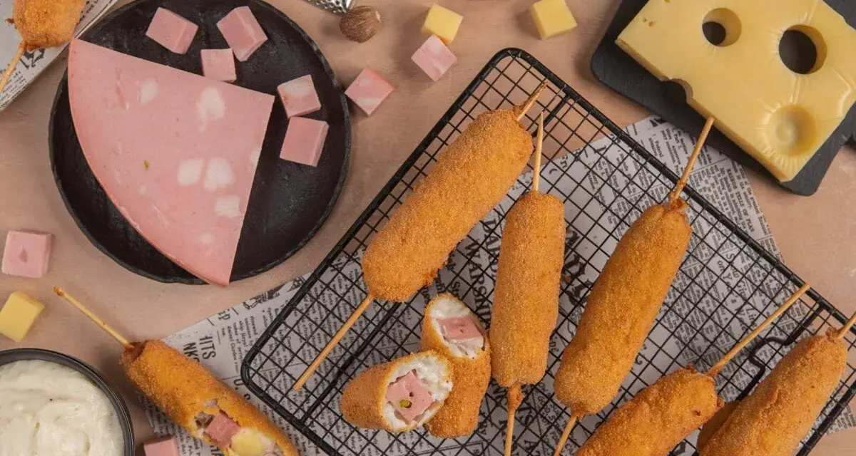 Stecco bolognese croccante con mortadella e formaggio, accompagnato da cubetti di salumi e formaggio.