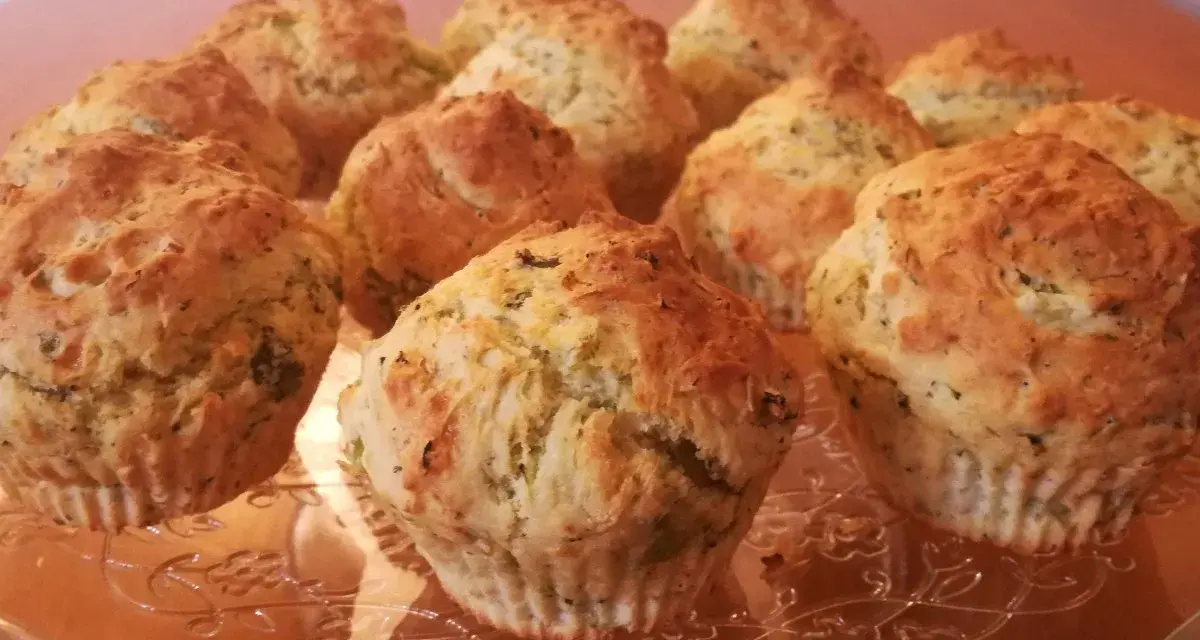 Muffin broccoli e patate dorati su un piatto di vetro decorato.