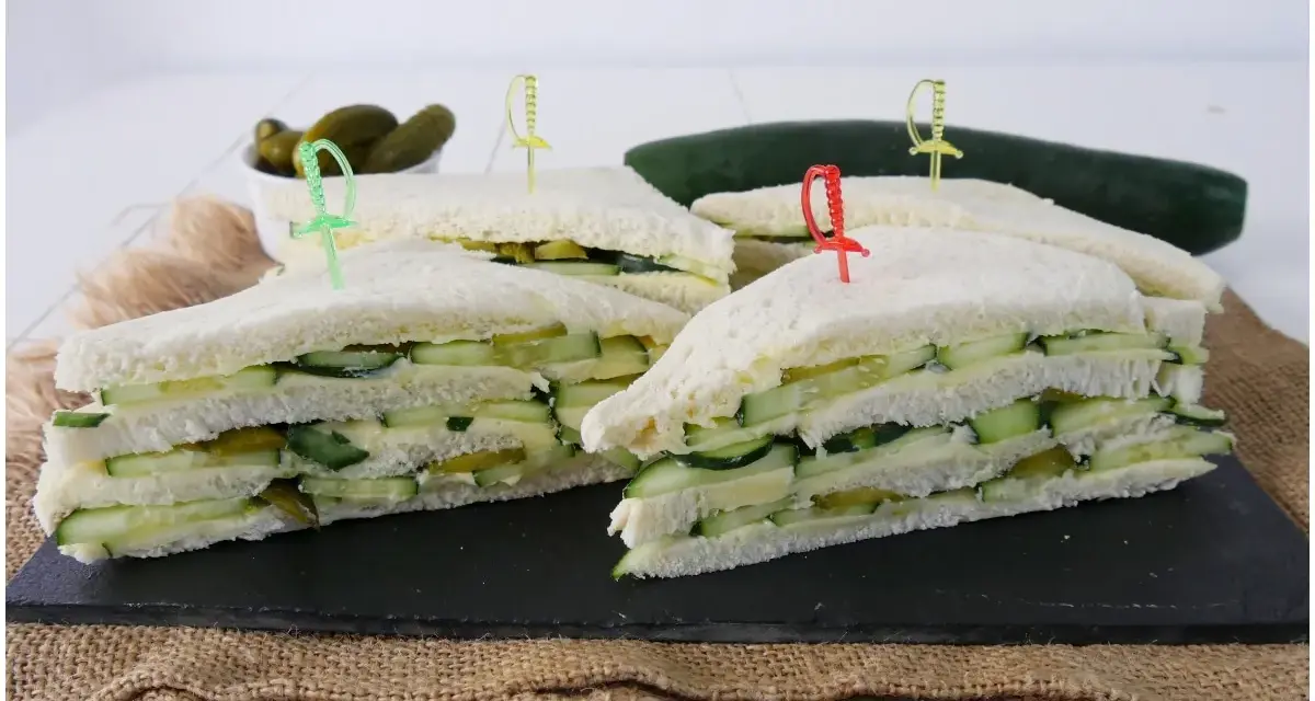 Tramezzini freschi con cetriolini sott'aceto, formaggio e cetriolo, pronti per un picnic.
