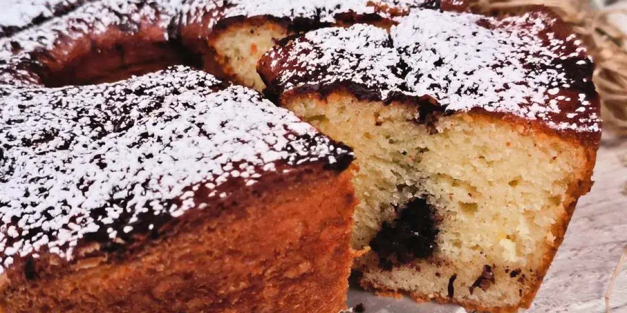 Deliziosa torta al cioccolato con farina di riso e yogurt, spolverata di zucchero a velo.