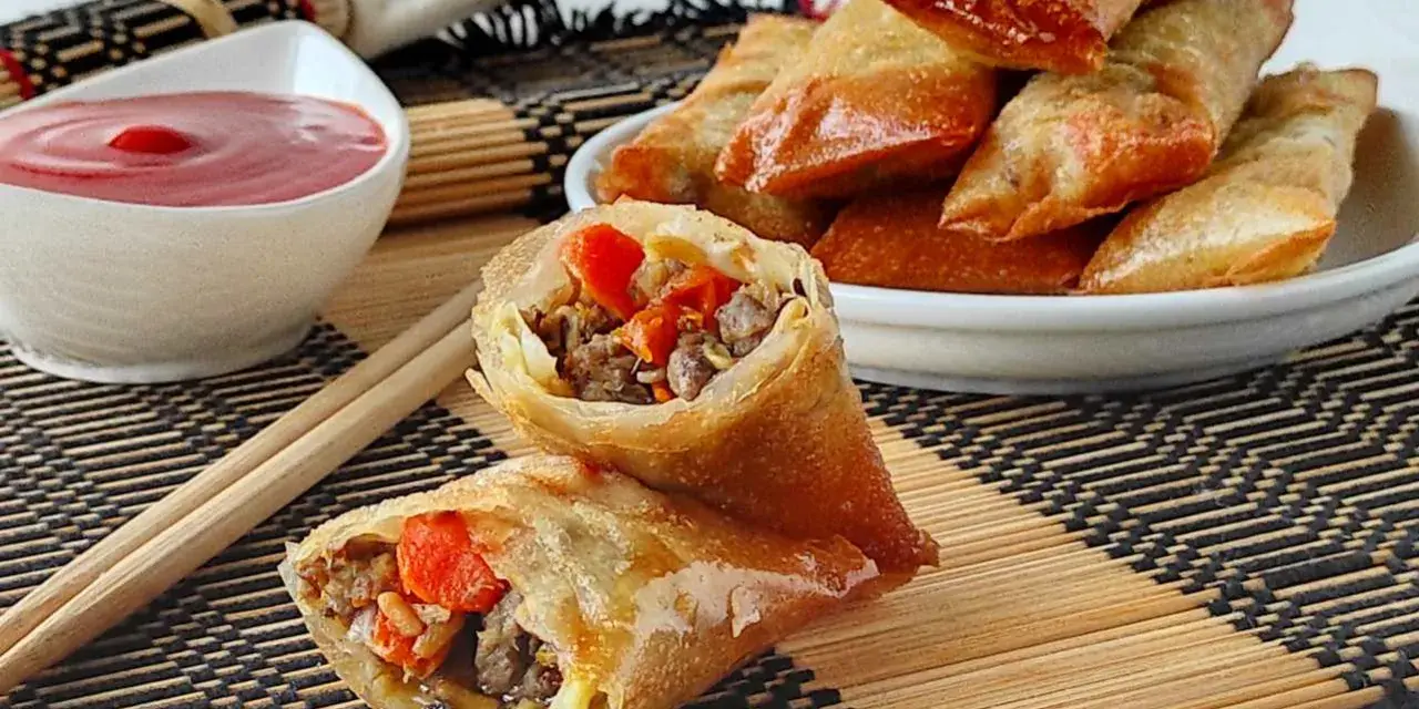Involtini primavera croccanti con pasta fillo e un saporito ripieno di carne macinata e verdure. Perfetti da intingere nella salsa.