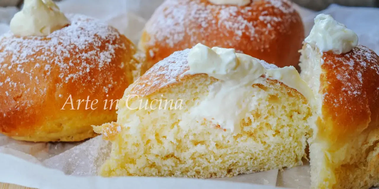 Dolci soffici, spolverati di zucchero a velo, con un cuore generoso di crema chantilly cotta al forno.
