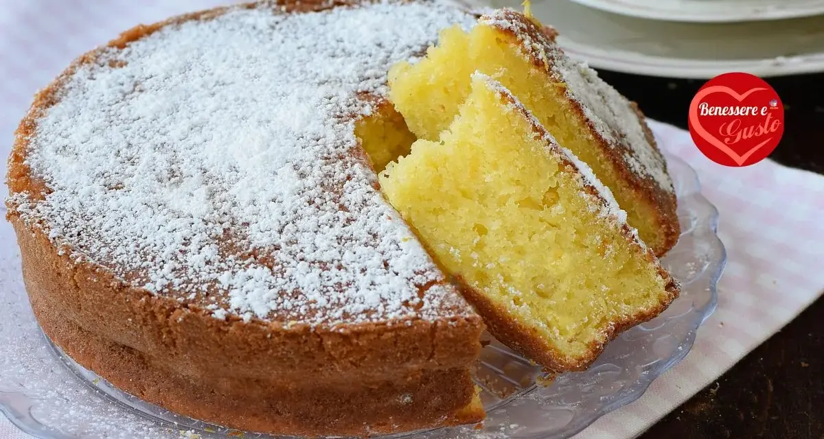 Torta soffice con canditi e yogurt, spolverata di zucchero a velo. Perfetta per la colazione o la merenda.