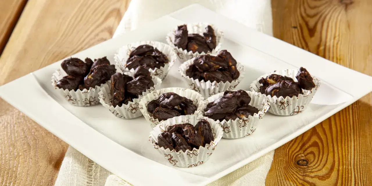 Mandorle al cioccolato ricetta della nonna: dolcetti croccanti in pirottini, un classico intramontabile.