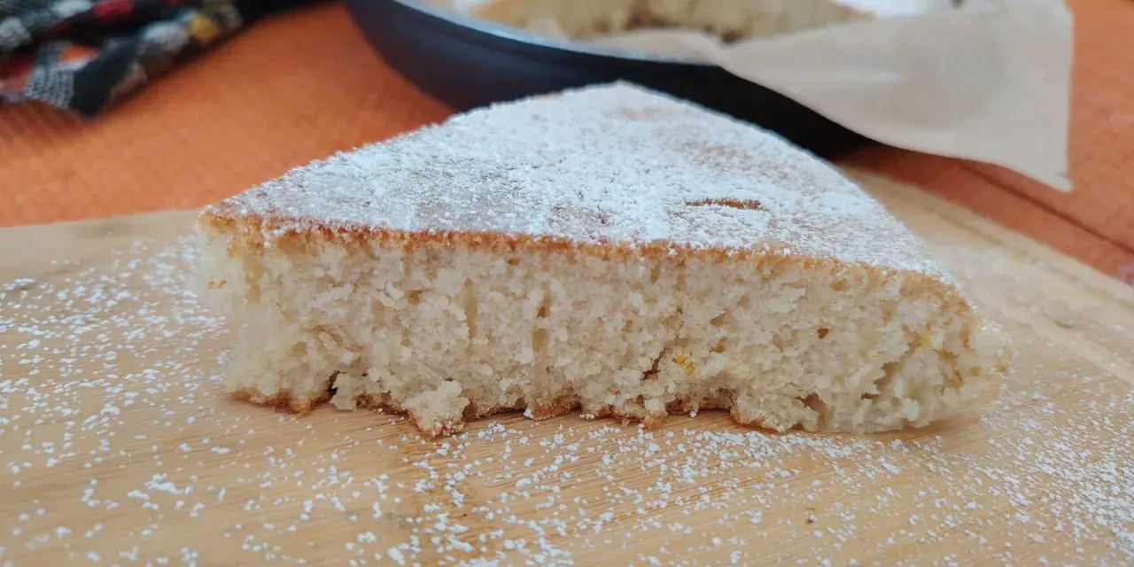 Fetta di torta soffice e leggera, spolverata di zucchero a velo. Un dolce veloce perfetto per ogni occasione.
