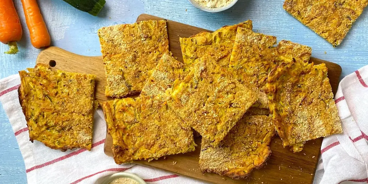 Schiacciata verdure dorata e croccante, con zucchine e carote, pronta per essere gustata.