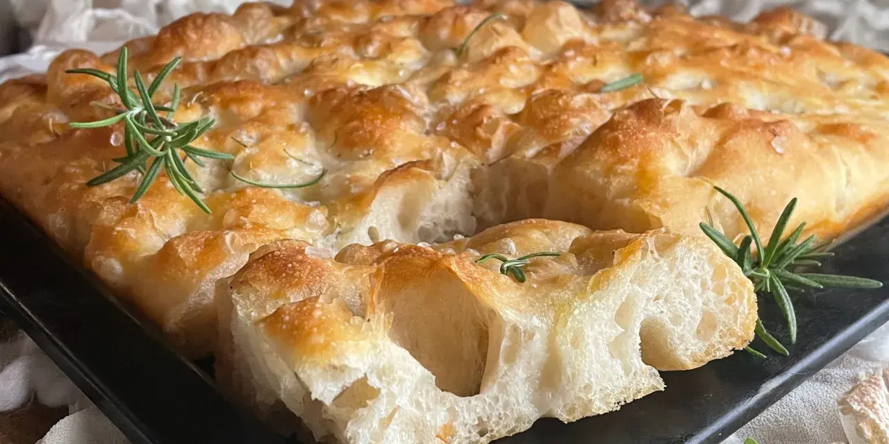 Focaccia fragrante con rosmarino e sale grosso, perfetta per il tuo prossimo focaccia ricetta.