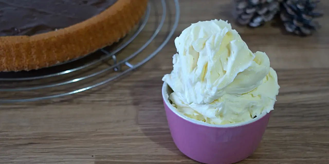 Crema al mascarpone senza zucchero, soffice e invitante, pronta per guarnire una torta al cioccolato.
