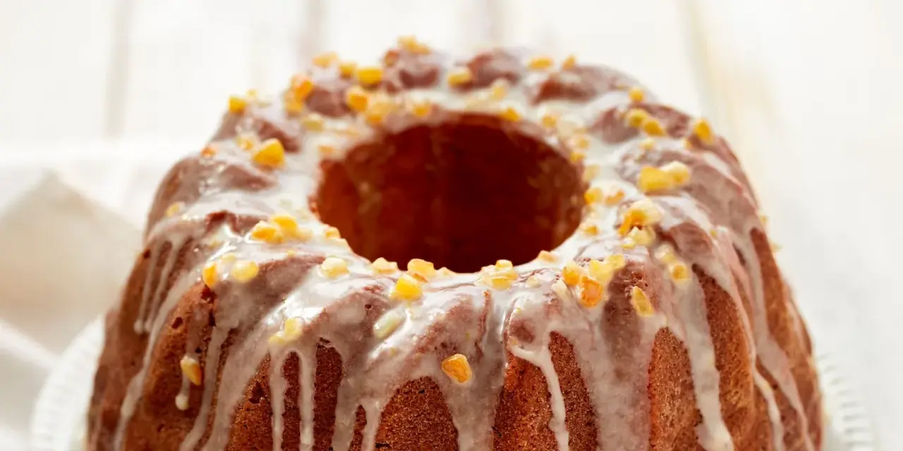 Dolce ciambellone glassato con scorzette d'arancia candita, perfetto per il tuo murzynek przepis.