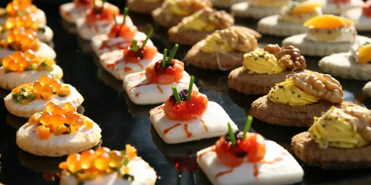 Deliziosi przekąski na imprezę: tartine con uova di salmone, gamberetti e noci.