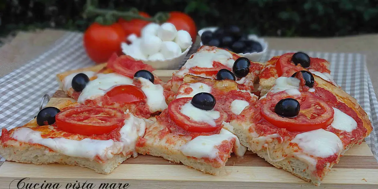 Fette di pizza saporita con pomodoro fresco, mozzarella filante e olive nere. Ingredienti semplici per un gusto autentico.