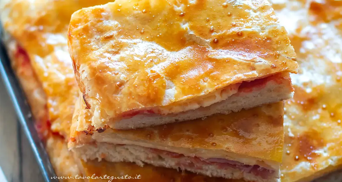 Fette di torta salata con pasta sfoglia dorata e ripieno di prosciutto e formaggio. Ecco come conservare la pasta sfoglia cotta per gustarla al meglio.