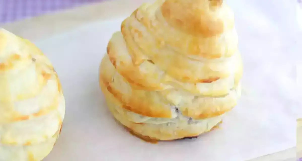 Dolcetti di sfoglia a forma di pera, perfetti con un coulis di pere.