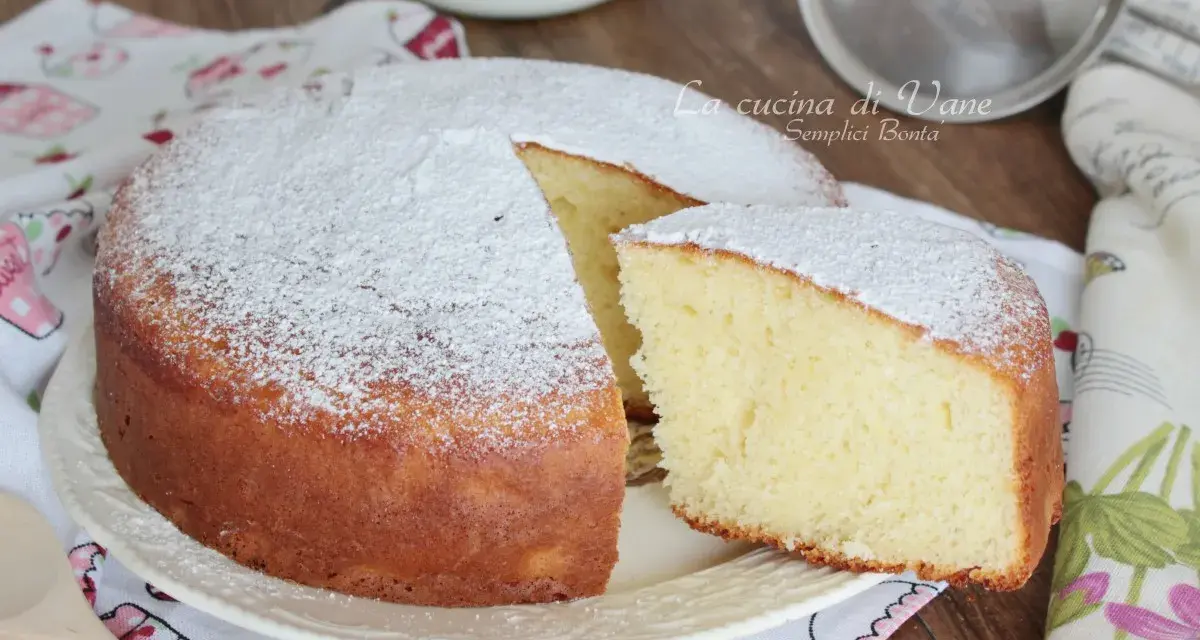 Torta soffice con 500 g di yogurt, spolverata di zucchero a velo. Perfetta per la colazione o la merenda.