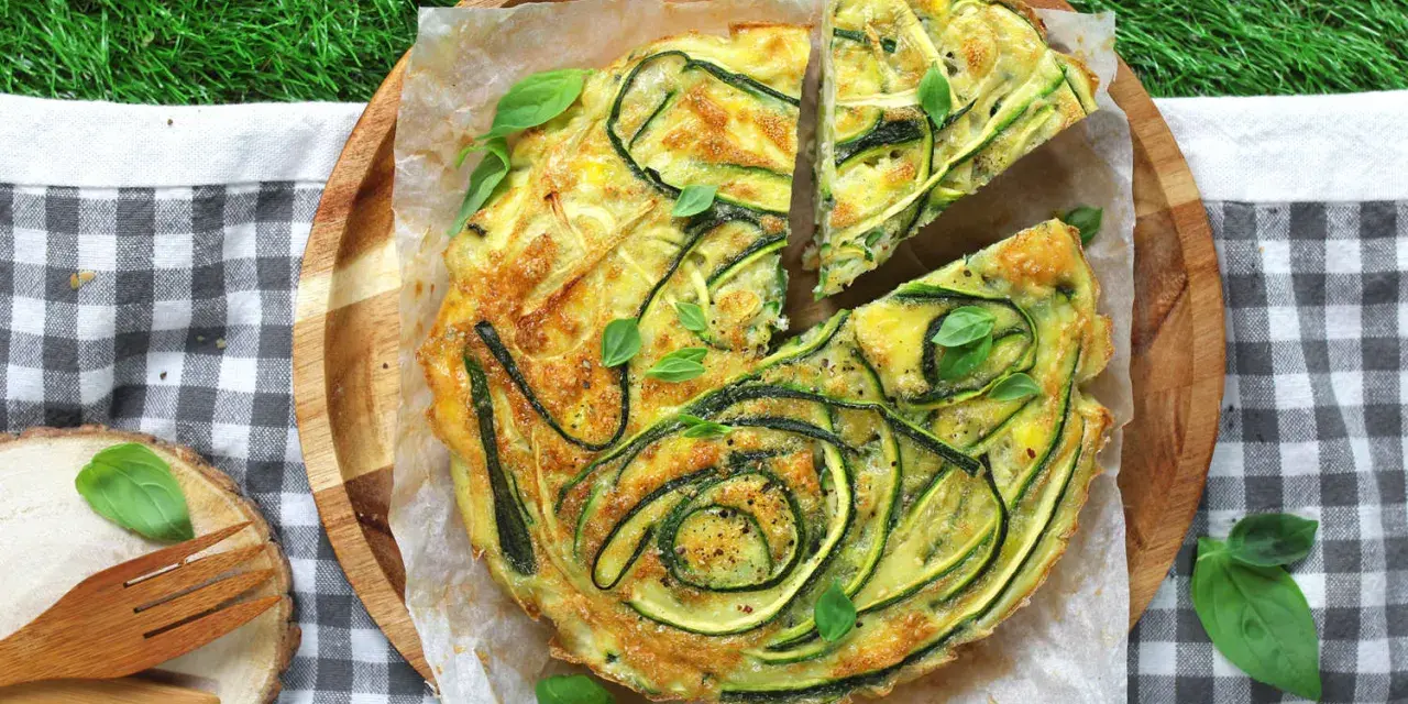 Frittata con verdure miste, un piatto gustoso e colorato, perfetto per un picnic sull'erba.