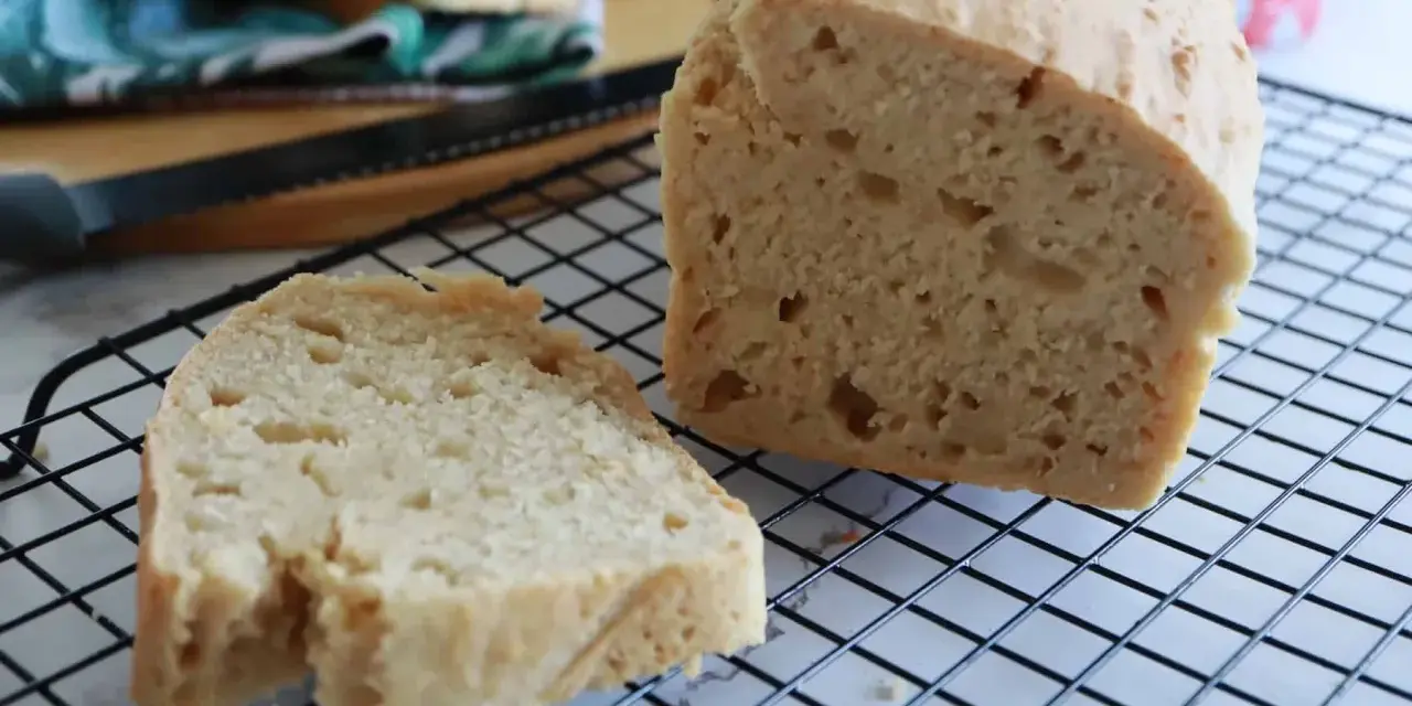 Fetta di pane soffice e dorata, appena sfornata, su una griglia. Il pane con cremor tartaro è pronto per essere gustato.