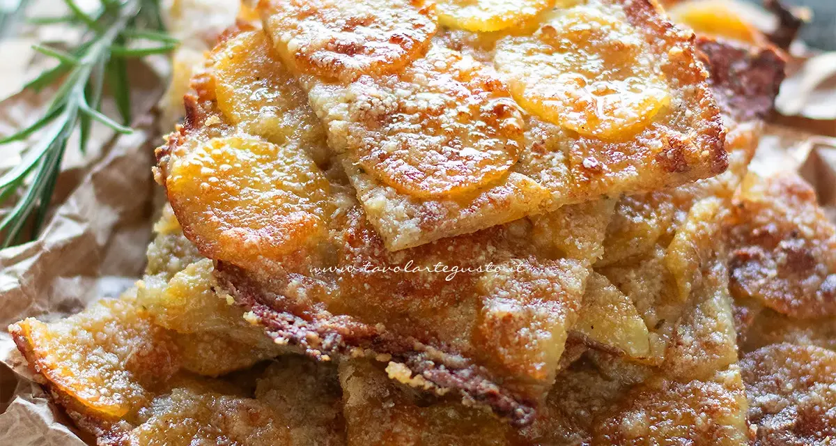 Schiacciata di patate senza farina, dorata e croccante, con rosmarino fresco.