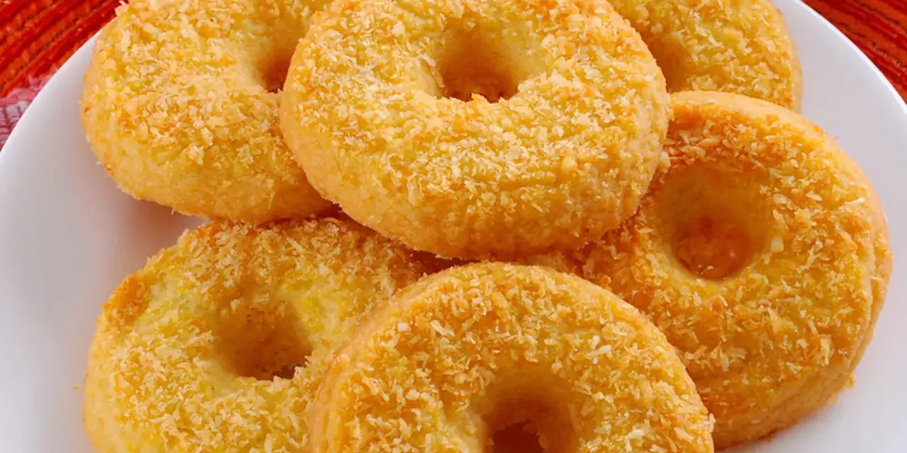 Oponki serowe, dorate con cocco grattugiato, invitano a un dolce assaggio.