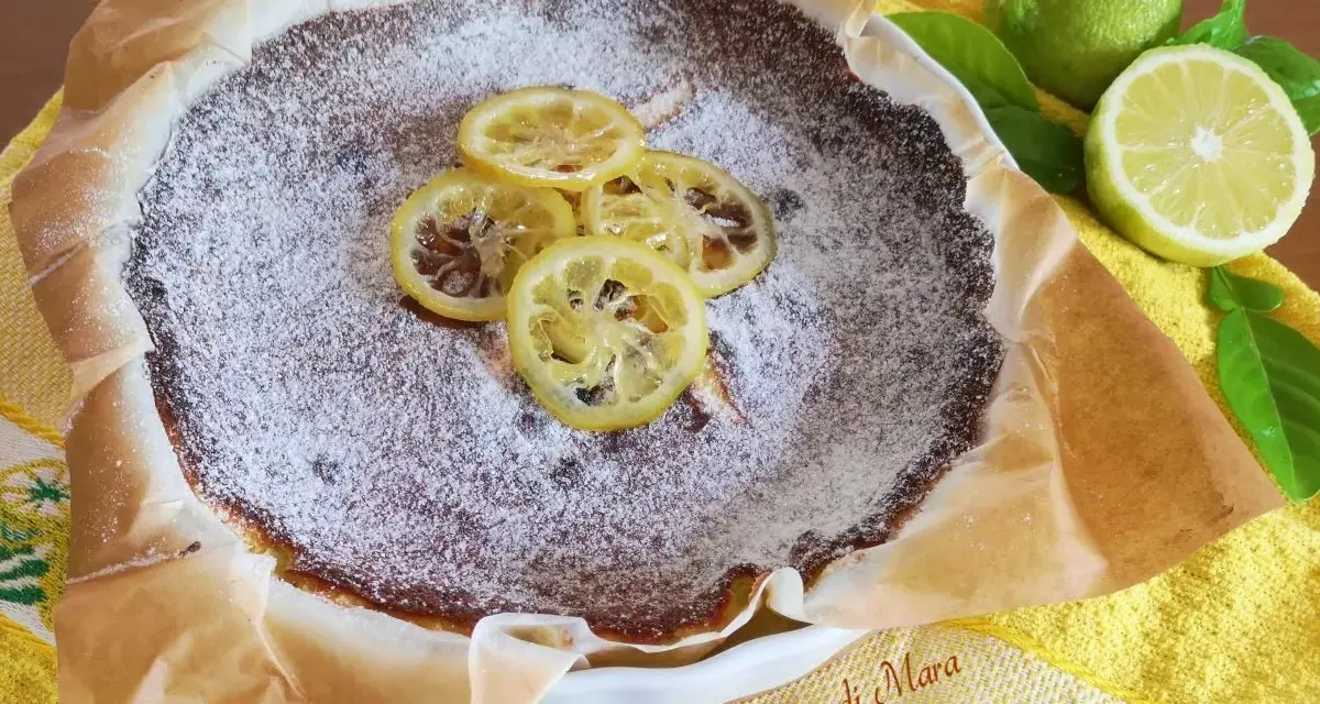 Torta al limone cosparsa di zucchero a velo, decorata con fette di limone caramellate. Freschezza e dolcezza in un morso.
