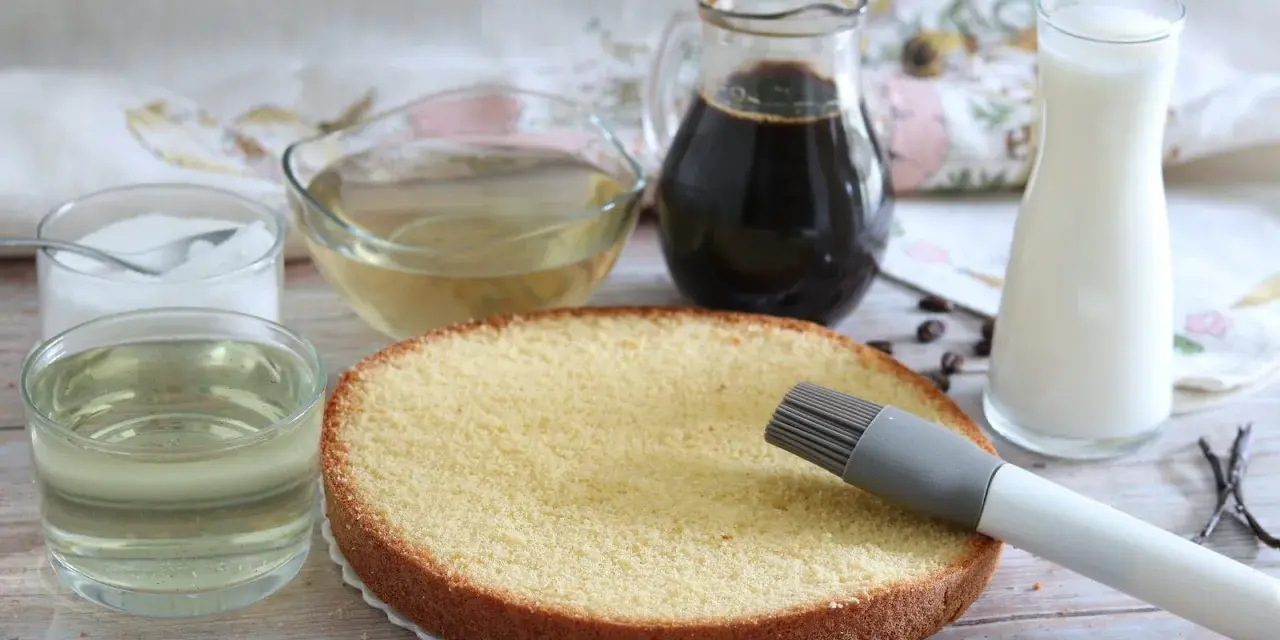 Pan di spagna pronto per essere bagnato con sciroppo al limoncello, caffè e latte.