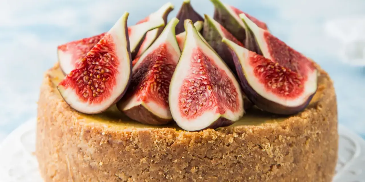 Cheesecake fichi e noci, un dolce invitante con la crosta croccante e fichi freschi che ne esaltano il sapore.