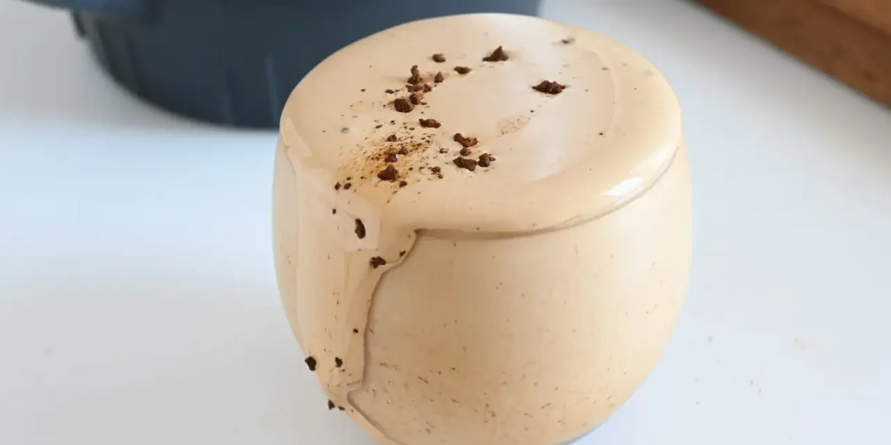 Crema caffè Bimby con acqua, soffice e spumosa, guarnita con cacao. Perfetta per una pausa golosa.
