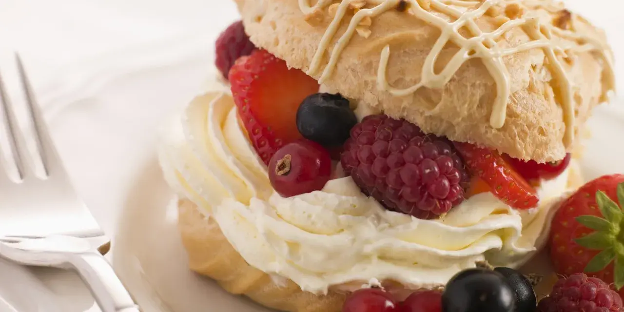 Deliziosi pasticcini con crema chantilly e frutti di bosco freschi, un'esplosione di dolcezza e freschezza.