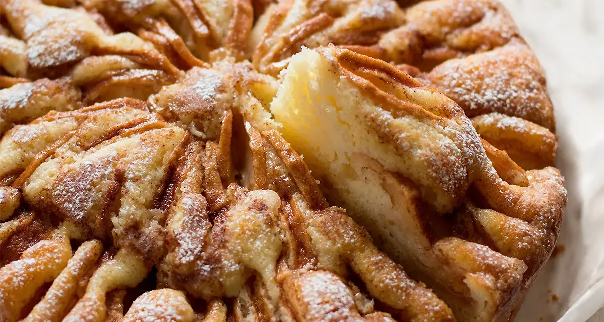 Torta paradiso alle mele, soffice e profumata, con mele caramellate e zucchero a velo.