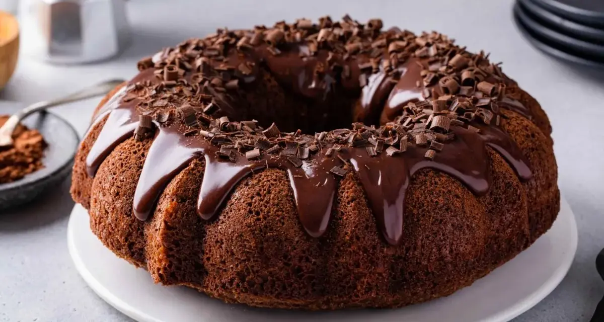 Delizioso ciambellone al cioccolato, perfetto per il tuo lukier przepis. Glassa lucida e scaglie di cioccolato per un tocco goloso.