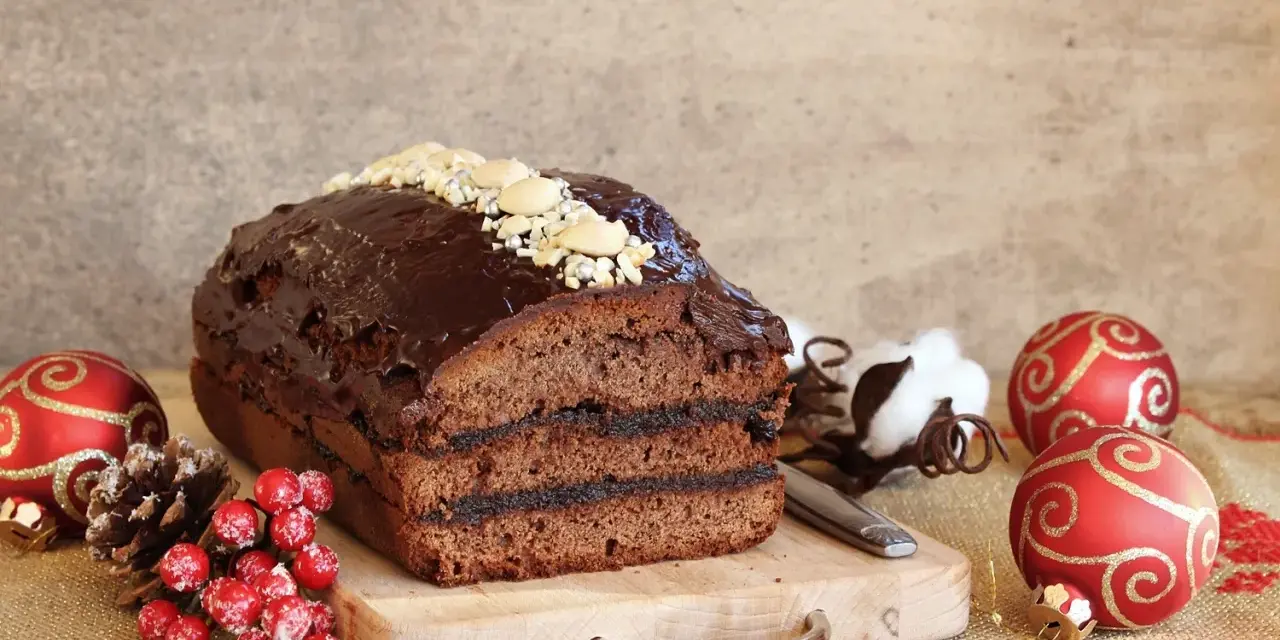 Dolce natalizio al cioccolato, decorato con mandorle e argento, perfetto per il tuo piernik przepis.