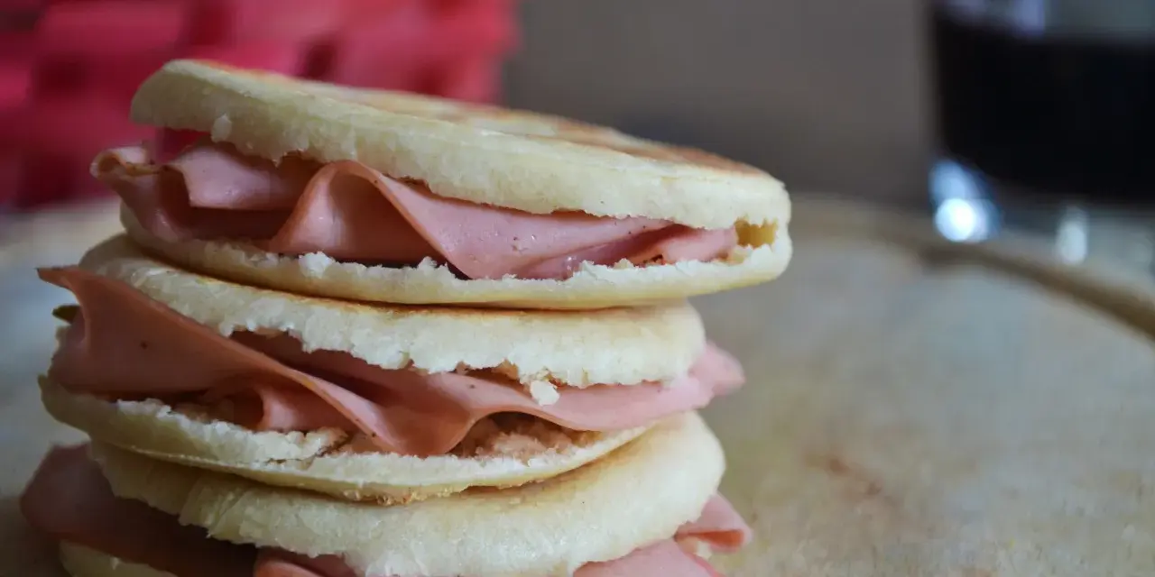 Tigelle romagnole con affettato rosa, un classico spuntino romagnolo.