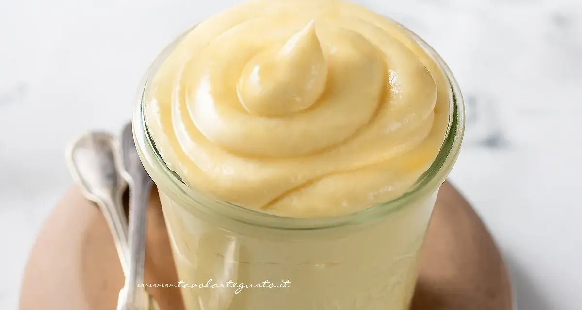 Crema chiboust ricetta originale in un vasetto, con cucchiaini d'argento accanto.