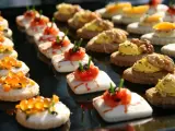 Deliziosi przekąski na imprezę: tartine con uova di salmone, gamberetti e noci.