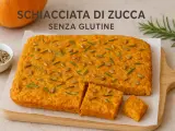 Schiacciata di zucca senza farina, guarnita con semi di zucca e rosmarino. Un'idea gustosa e salutare.