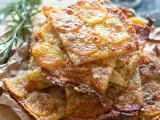 Schiacciata di patate senza farina, dorata e croccante, con rosmarino fresco.