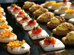 Deliziosi przekąski na imprezę: tartine con uova di salmone, gamberetti e noci.