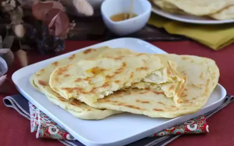 Msemmen marocchino, sfogliato e dorato, pronto per essere gustato con miele. Una deliziosa ricetta da provare.